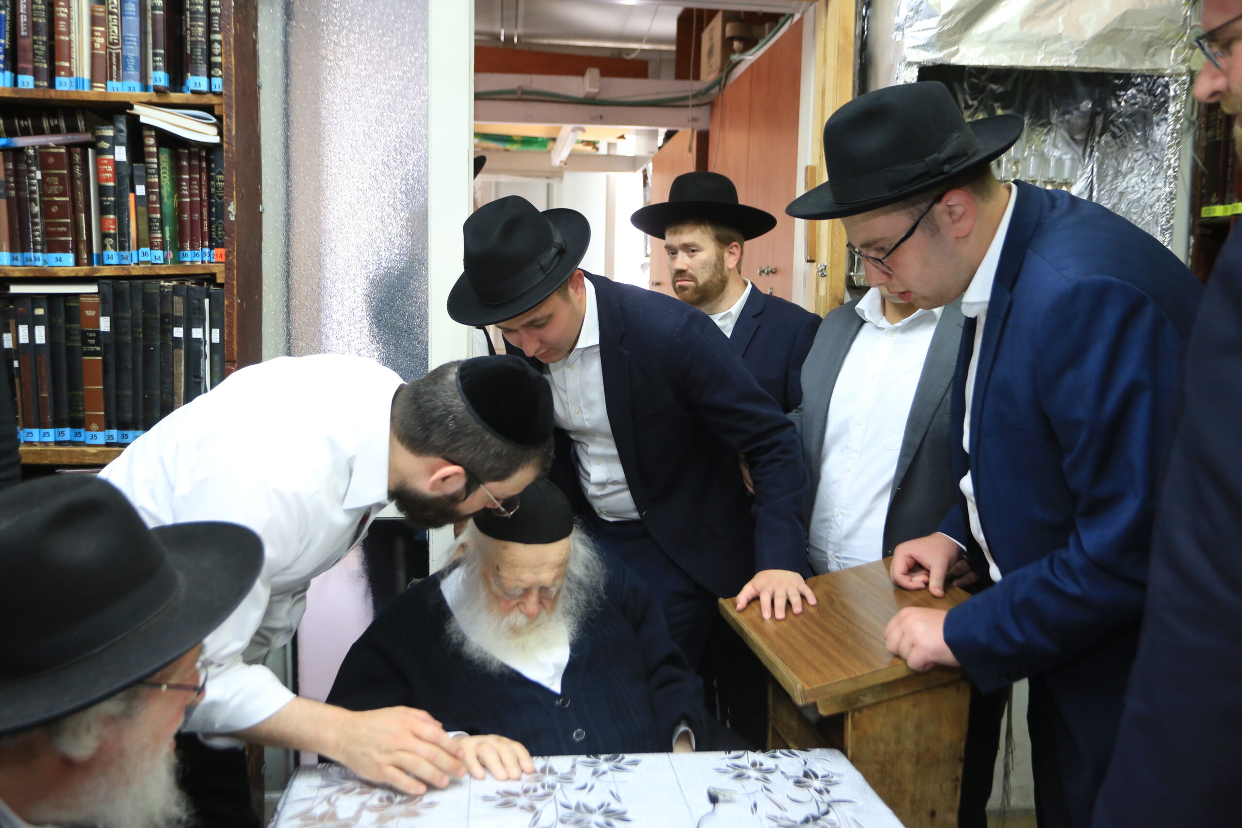 The talmidim making a siyum by hagaon Reb Chaim Kanievsky - Bais ...