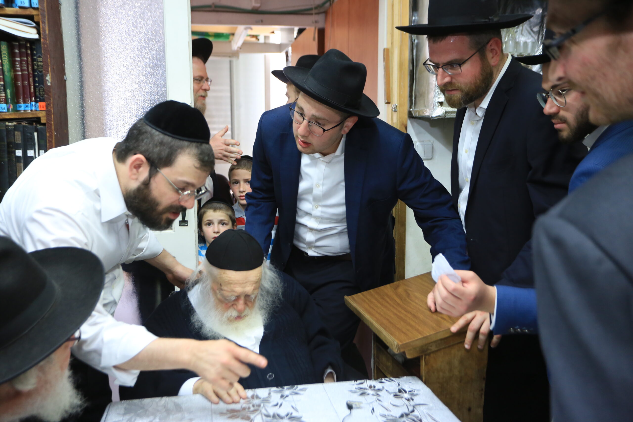 The talmidim making a siyum by hagaon Reb Chaim Kanievsky - Bais ...